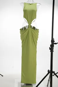 Detalle de vestido largo halter verde aguacate con aberturas en la cintura y bajo largo