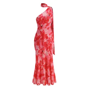 Vista detallada del vestido largo con estampado floral rosa, un hombro y lazada