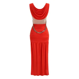Vista trasera de un vestido largo rojo estilo resort con cuello drapeado y cadena dorada
