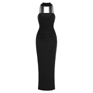 Elegante vestido largo negro ajustado con cuello halter de encaje y fruncido