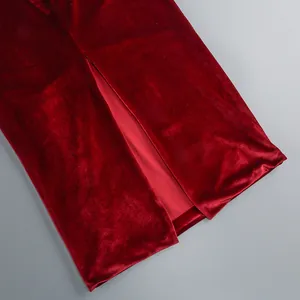 Detalle de la abertura trasera y del lujoso tejido de terciopelo rojo del vestido