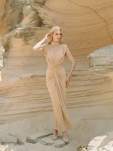 Elegante vestido largo beige sin mangas con cuello alto y detalle de abertura en cintura