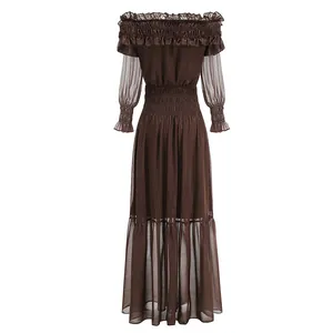 Elegante vestido largo marrón con hombros descubiertos, cintura elástica y volantes.