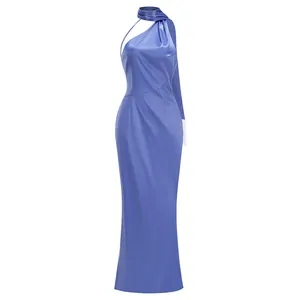 Elegante vestido halter de satén azul con detalle de serpentinas para un look.