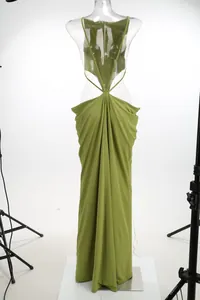 Vista trasera del vestido largo halter verde aguacate con aberturas en maniquí