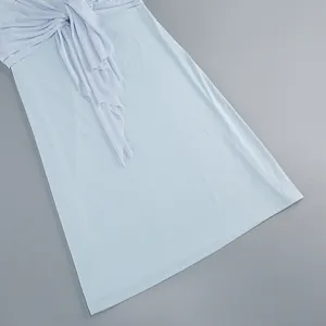 Detalle del vestido azul claro con hombros descubiertos, elegante nudo y volantes