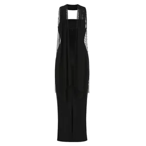 Vista detallada de un elegante vestido negro palabra de honor con encaje y abertura lateral