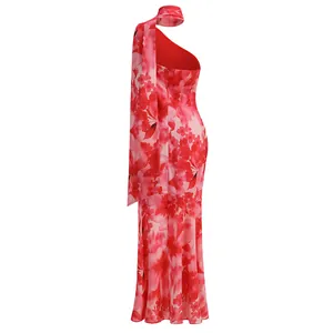 Detalle de vestido largo con estampado de flores, espalda al aire y bufanda al cuello