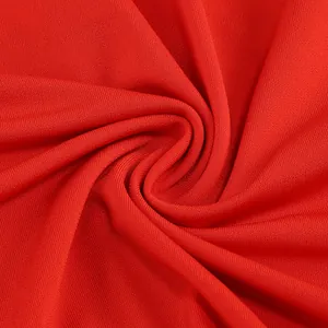 Primer plano macro detallado que muestra la textura fina de la tela del vestido rojo