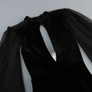 Vista detallada de un elegante vestido de terciopelo negro con mangas de malla y espalda
