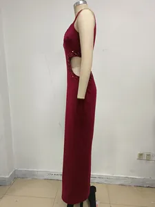 Vista lateral de un vestido largo burdeos con detalle de lentejuelas en un maniquí de costura