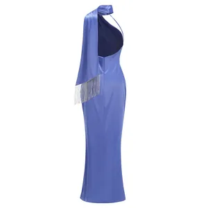 Vista detallada de un vestido largo de satén con cuello halter y flecos plateados.