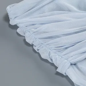 Primer plano macro detallado de tela de malla fruncida azul claro en un vestido elegante