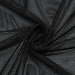 Primer plano macro de la delicada textura de tela de malla negra para vestidos de gala