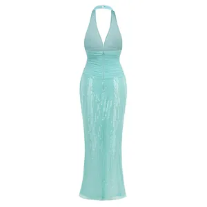Vista posterior detallada de un vestido halter con lentejuelas azul aqua y frunces.