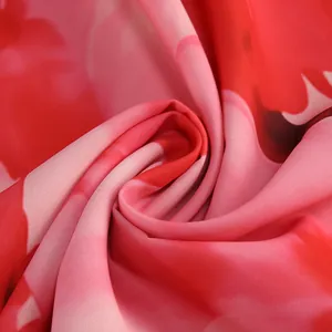 Primer plano macro detallado de tela con estampado floral rojo de alta calidad para vestido