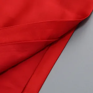 Primer plano de la tela roja y costuras finas de un vestido de moda para detalles