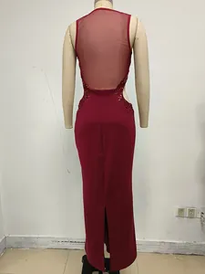 Vista trasera de vestido largo granate con espalda de malla y detalle de lentejuelas