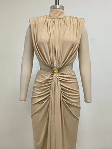 Vista detallada de un vestido largo sin mangas con cuello alto y abertura en cintura