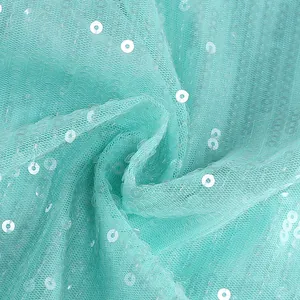 Detalle macro de tela de malla con lentejuelas turquesas para un vestido largo elegante