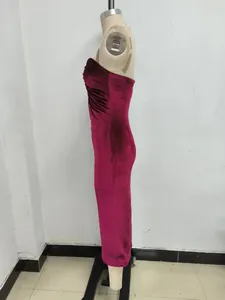 Vista lateral de un elegante vestido de noche de terciopelo burdeos sin tirantes en maniquí
