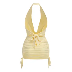 Vista detallada de la espalda de un minivestido halter amarillo con un lazo muy elegante