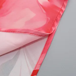 Vista detallada de un vestido con estampado floral rosa, costuras y textura de tela.