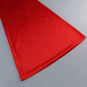 Detalle de primer plano de la textura suave y el dobladillo de un elegante vestido largo de raso