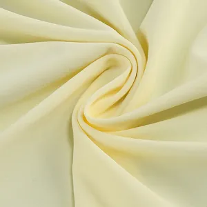 Primer plano de la tela elástica de color amarillo crema para vestido ajustado de verano