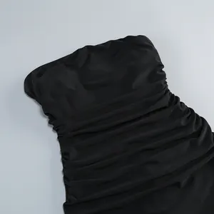 Primer plano detallado que muestra la elegante textura fruncida de un vestido de gala negro.