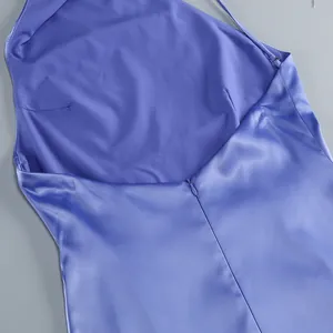 Primer plano detallado de la cremallera trasera oculta de un elegante vestido azul satinado