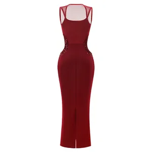 Vista trasera de vestido ajustado rojo con paneles de malla y lentejuelas