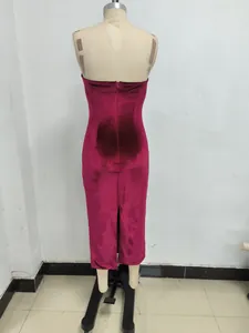 Vista trasera de un elegante vestido palabra de honor de terciopelo con abertura