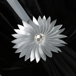 Primer plano de un broche de flor plateado brillante en un elegante vestido de noche negro