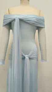 Primer plano de vestido de noche azul claro con hombros descubiertos y nudo decorativo