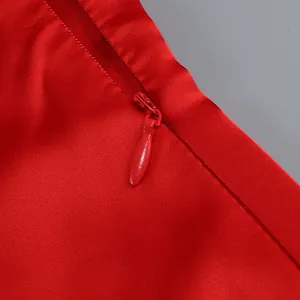 Primer plano detallado de una cremallera invisible roja de alta calidad en el vestido.