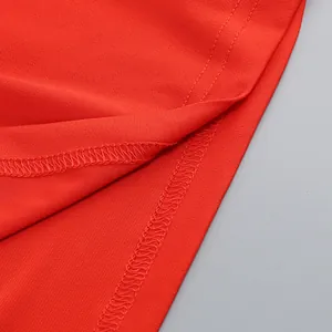 Primer plano de costuras overlock rojas de alta calidad para un vestido de vacaciones