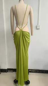Vista trasera detallada de un vestido largo sin espalda verde lima para el verano.