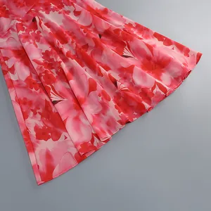 Primer plano del dobladillo con estampado floral rojo vibrante de un vestido de verano