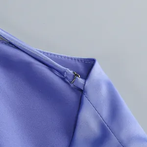 Primer plano del gancho ajustable en vestido azul de satén con cuello halter