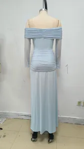 Vista posterior detallada de un vestido largo azul claro con hombros descubiertos y frunces