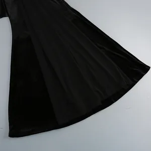Detalle de un elegante vestido de noche de terciopelo negro con capas de malla transparente