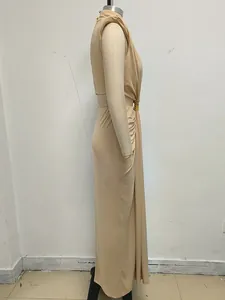Vista lateral de un elegante vestido largo beige sin mangas con cuello alto y detalle de corte