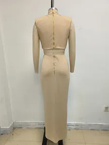 Vista trasera de vestido nude sin mangas con cuello alto y dos cremalleras doradas traseras