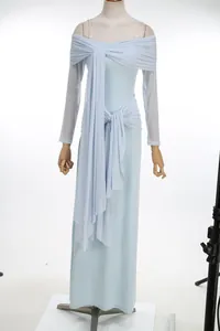Vista frontal de un vestido de noche azul claro con hombros descubiertos y detalle de nudo