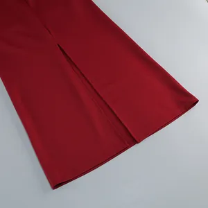 Primer plano detallado del elegante dobladillo con abertura en un vestido largo rojo