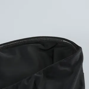 Detalle macro de la tira de silicona antideslizante en el dobladillo de un vestido negro.
