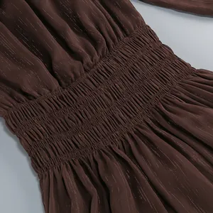 Detalle de cintura fruncida y rayas brillantes metalizadas en vestido largo marrón