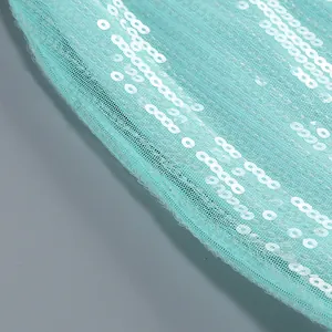 Detalle de tela de malla cian con rayas de lentejuelas blancas brillantes para vestido