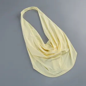 Detalle de un vestido halter amarillo claro con espalda descubierta y cuello drapeado